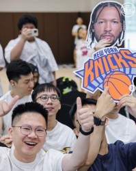 联动上了！尼克斯晒在沪球迷线下观赛照：从上海到纽约 都是冠军
